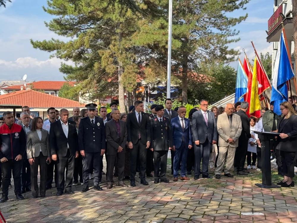 GÜDÜL İLÇESİNDE ANKARA’NIN BAŞKENT OLUŞUNUN 103. YILI DOLAYISIYLA ANITA ÇELENK KONULDU.