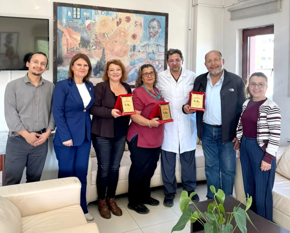 Gelibolu'da Emekliliğe Ayrılan Sağlık Çalışanlarına Teşekkür Plaketi